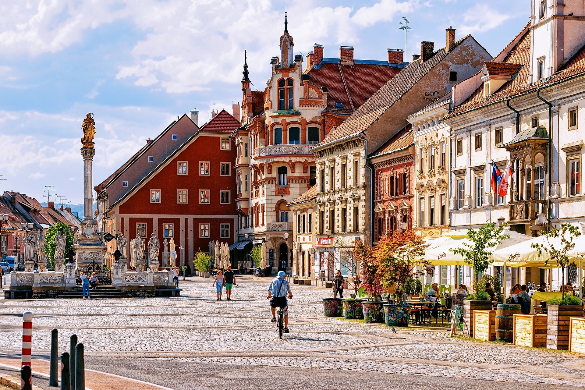 starówka miasta w pełnym słońcu