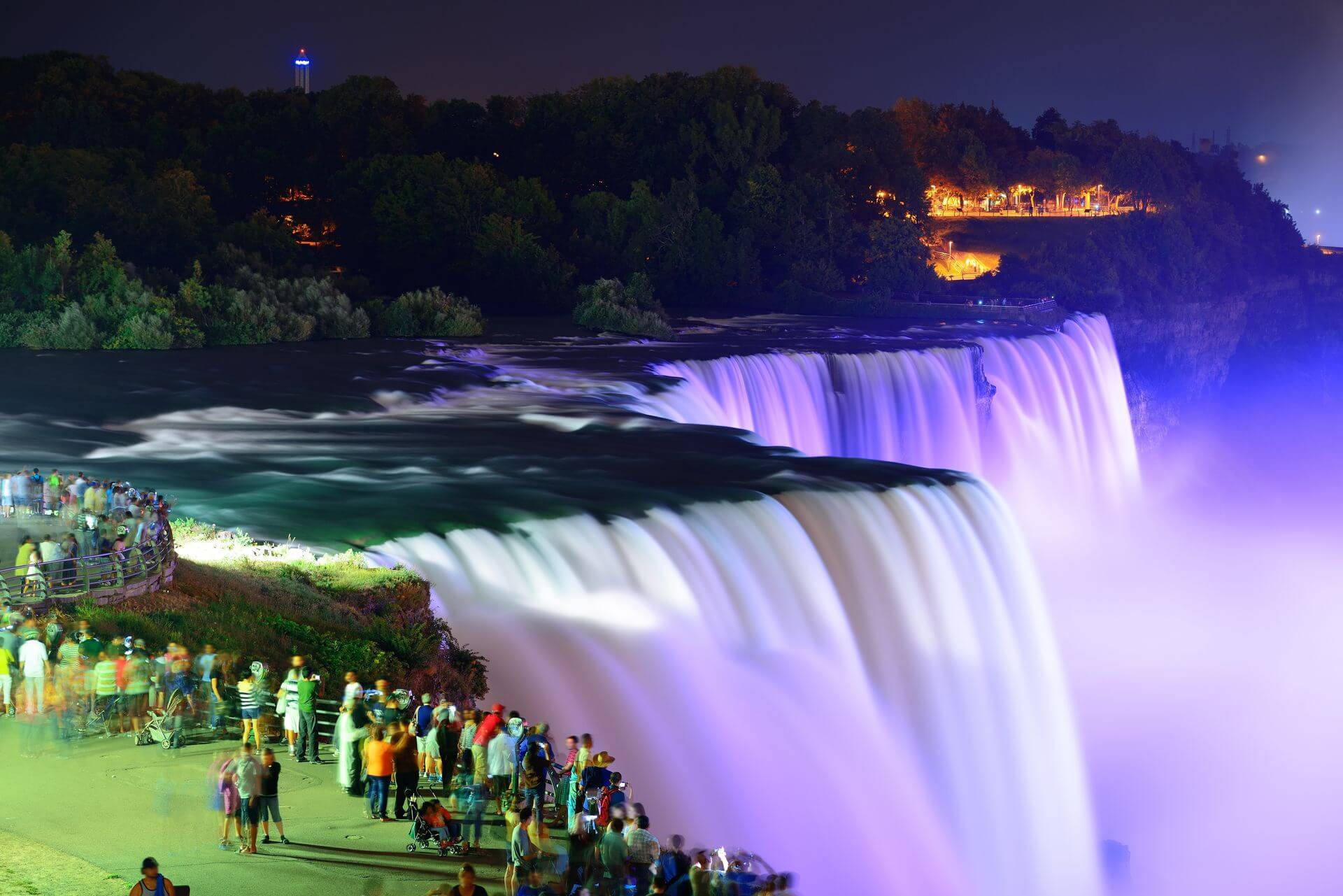 kolorowo oświetlony wodospad Niagara