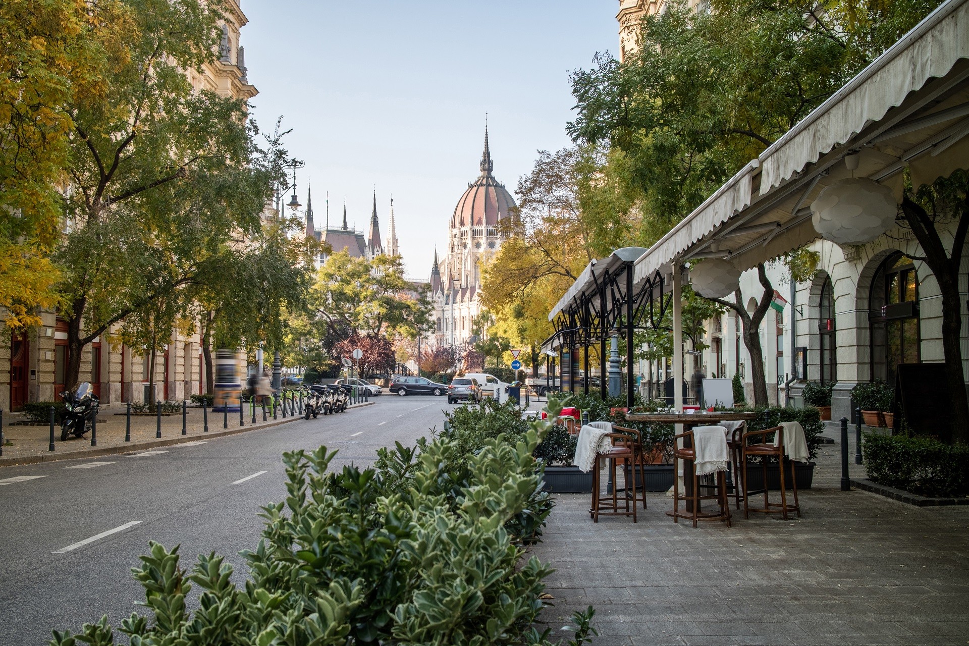 Widok z kawiarni na parlament w Budapeszcie
