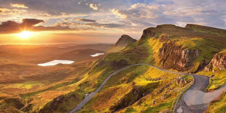 szkockie góry o zachodzie słońca