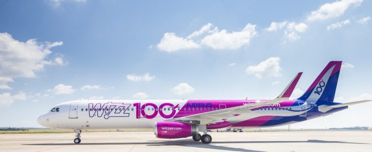 samolot wizz air z różowym malowaniem