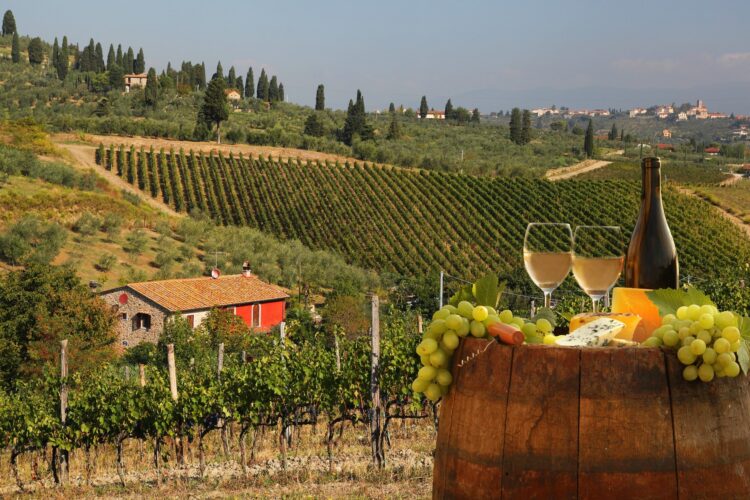 Kieliszki białego wina na tle krajobrazu Chianti, Toskania 