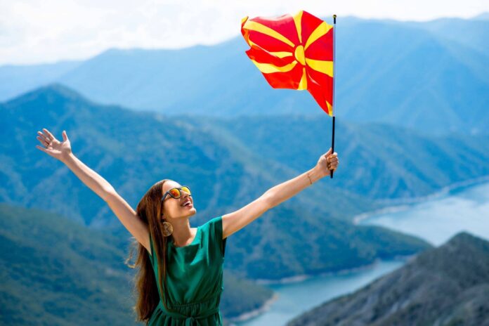 dziewczyna w górach z flagą macedonii
