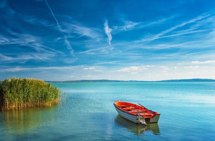 łódka z na jeziorze