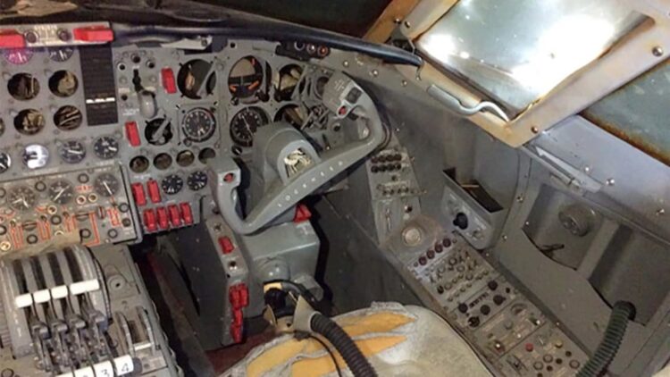 kokpit starego samolotu