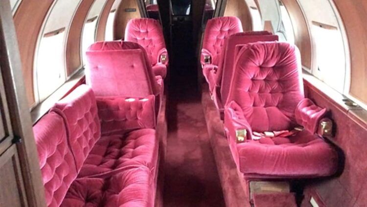 różowe aksamitne fotele w samolocie