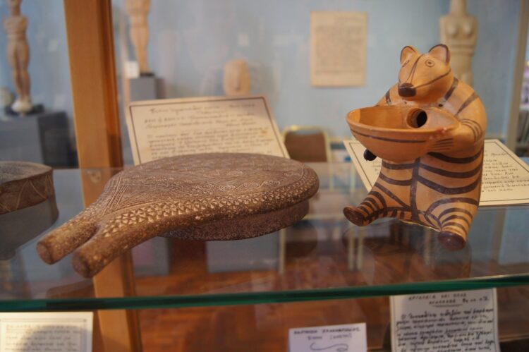 artefakty na wystawie pochodzące z wykopalisk na Syros