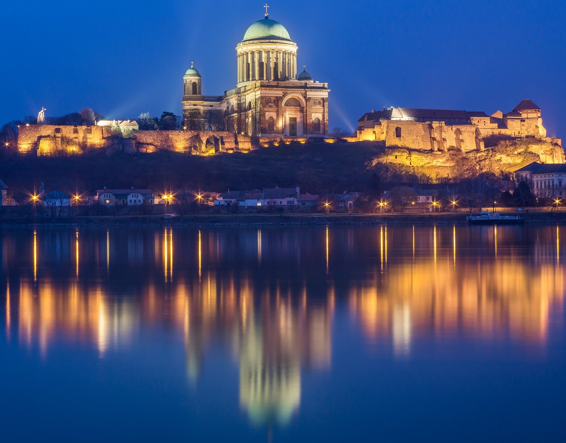 bazylika nad rzeką nocą