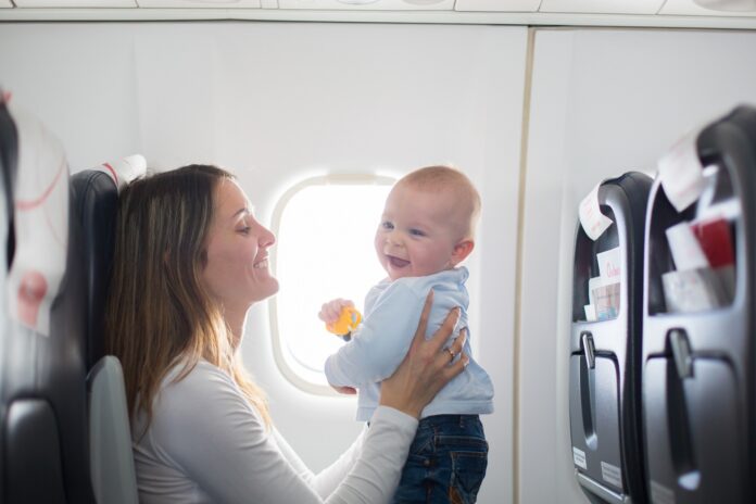 Młoda mama z dzieckiem w samolocie