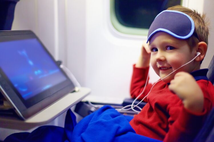 ły chłopczyk z laptopem z samolocie