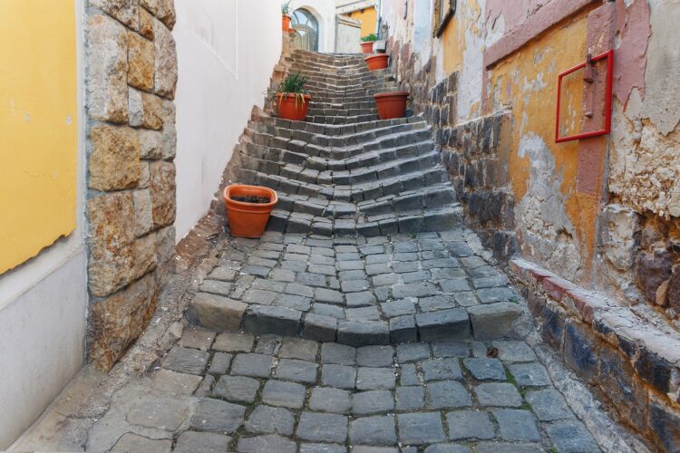wąska uliczka z kamiennymi schodami