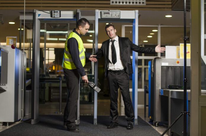 Mężczyzna sprawdzany na lotnisku przez ochronę