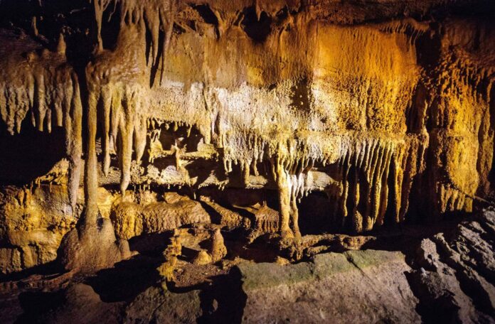stalaktyty i inne formacje skalne w jaskini