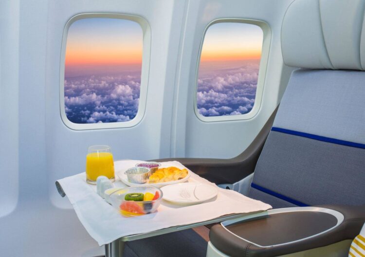 jedzenie na tacy w samolocie
