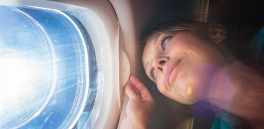 kobieta w oknie samolotu