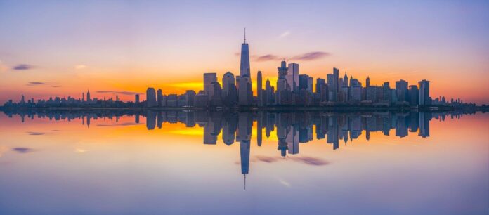 panorama Nowego Jorku w odbiciu na wodzie