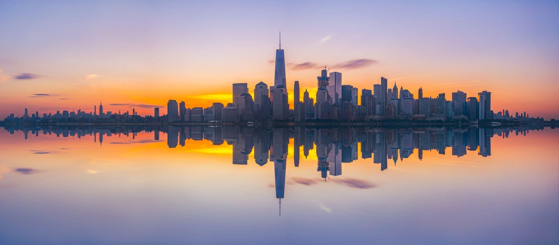 panorama Nowego Jorku w odbiciu na wodzie