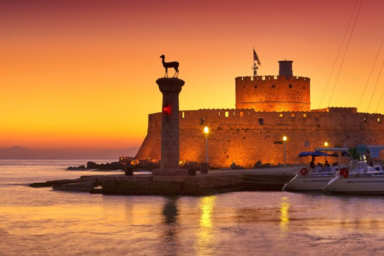 Rodos port Mandraki w starej części miasta