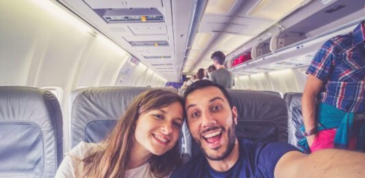 chłopak i dziewczyna siedzący w samolocie