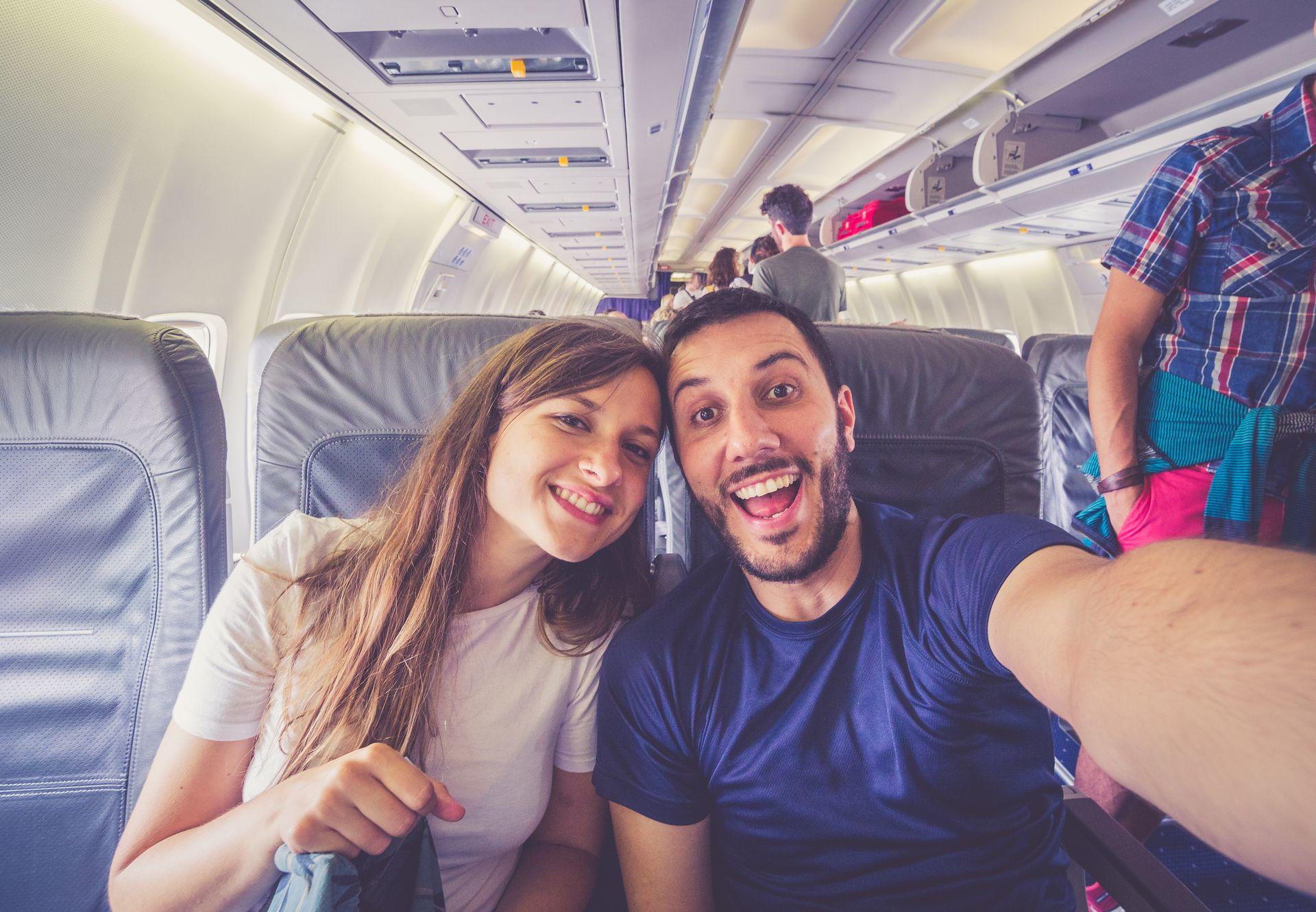 chłopak i dziewczyna siedzący w samolocie