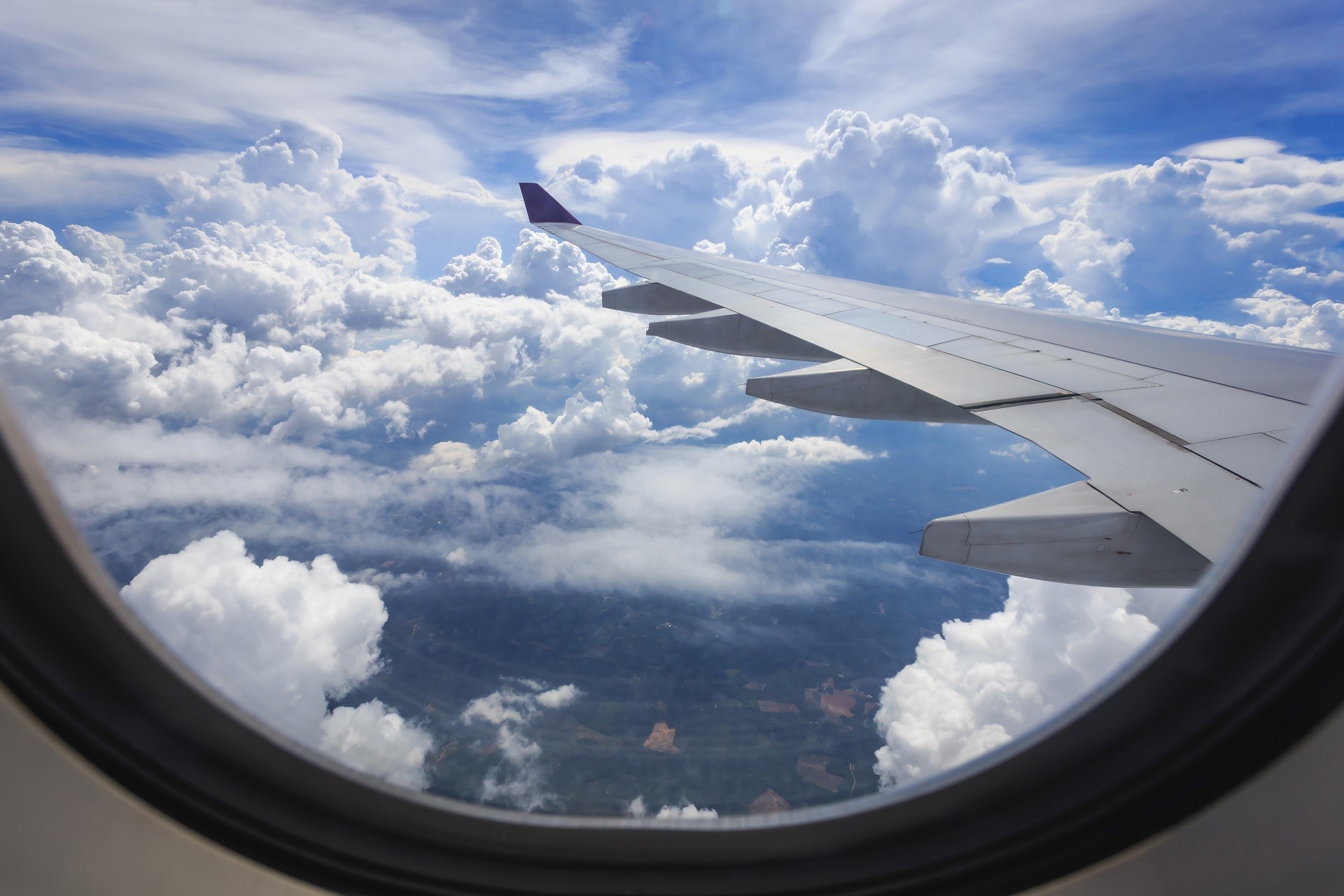 małe, okrągłe okno w samolocie, widok