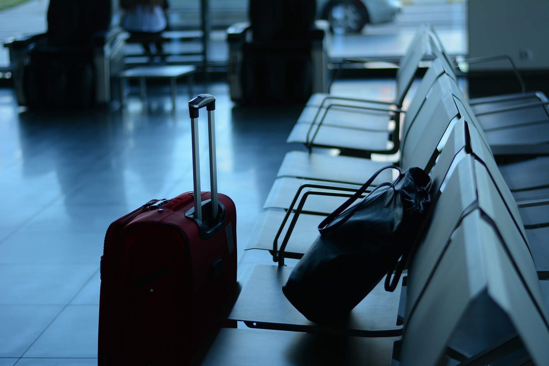 Walizka i torebka na lotnisku