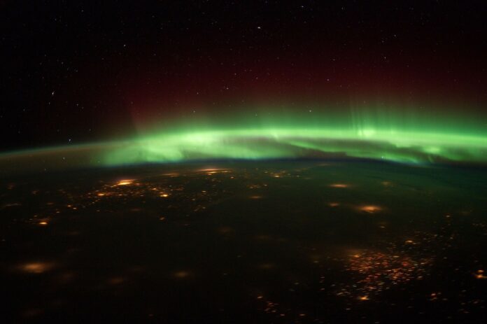 zielona zorza polarna widziana z kosmosu