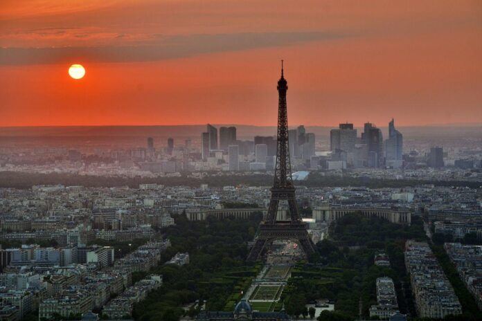 panorama paryża o zachodzie słońca