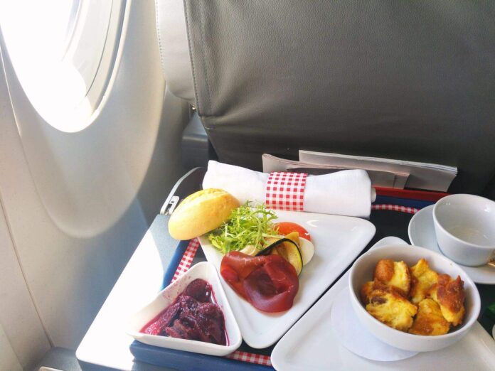 jedzenie na tacy w samolocie