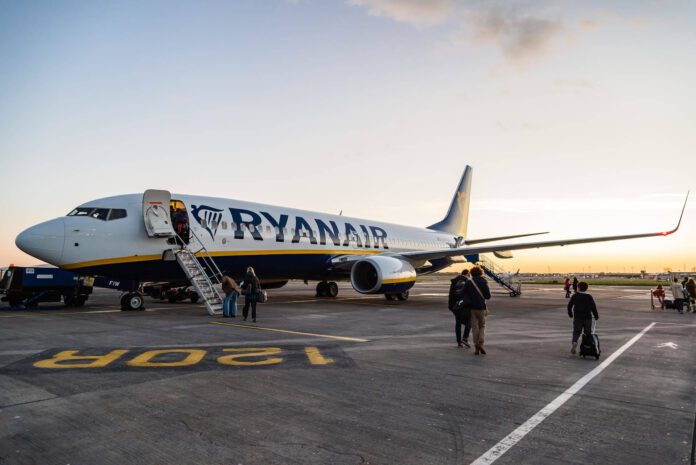 samolot Ryanair na lotnisku w Dublinie