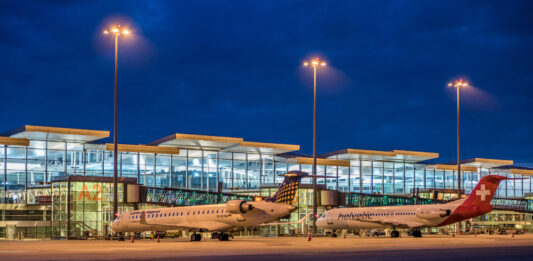 lotnisko we Wrocławiu o świcie