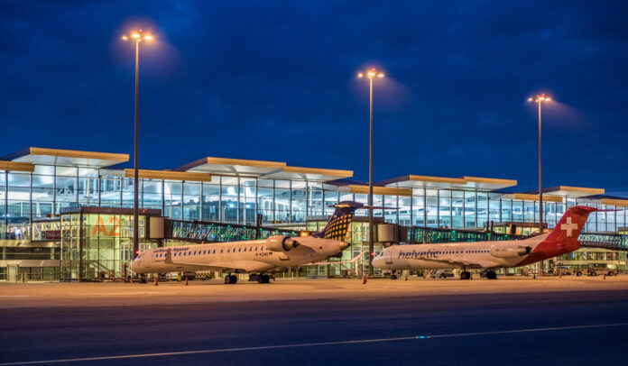 lotnisko we Wrocławiu o świcie