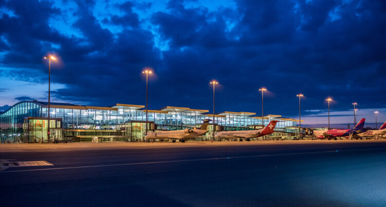 wrocławskie lotnisko o świcie