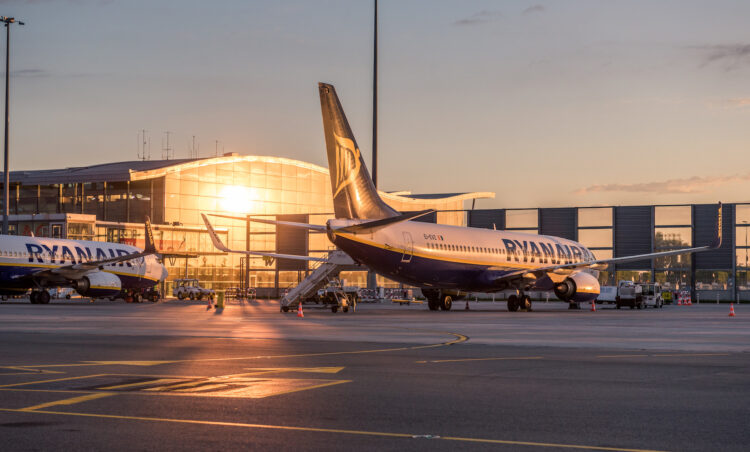 wschód słońca na lotnisku we wrocławiu z samolotem ryanair