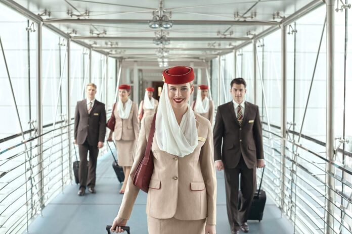 stewardesa Emirates na lotnisku