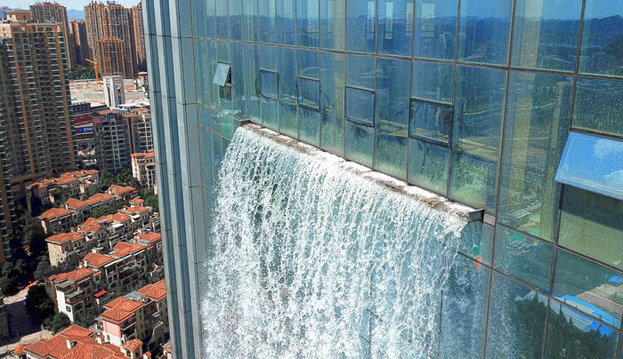wodospad wypływający z wieżowca