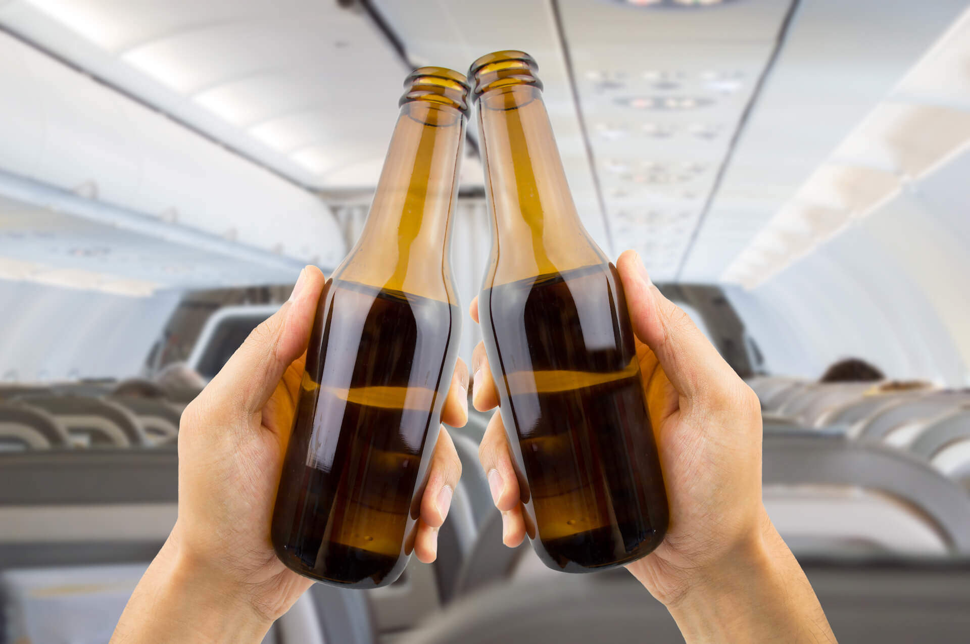 dwie butelki na pokładzie samolotu