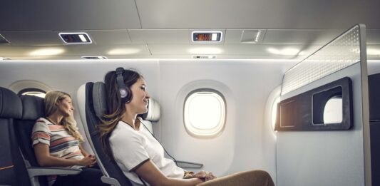 Kobieta na pokładzie samolotu Embraer E190-E2
