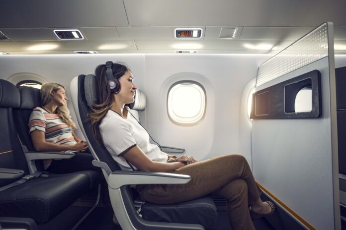 Kobieta na pokładzie samolotu Embraer E190-E2
