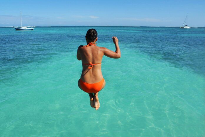 kobieta skacząca do wody