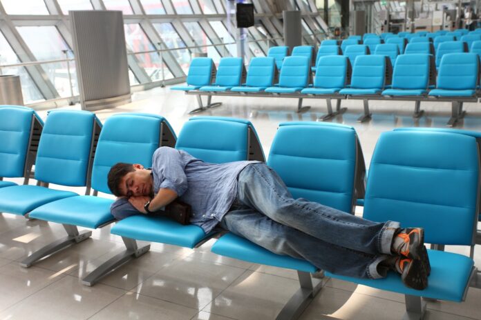 Śpiący mężczyzna na terminalu