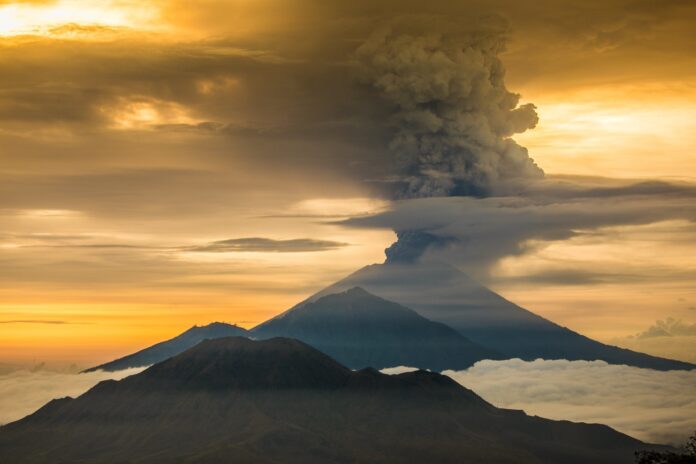 dym unoszący się z wulkanu