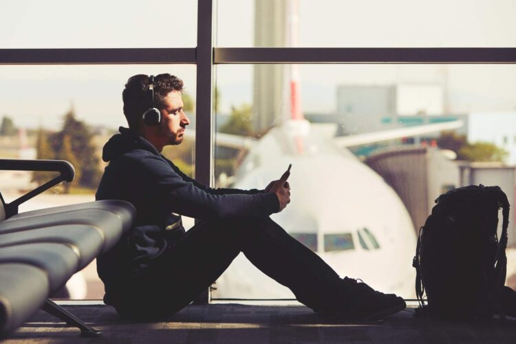 mężczyzna czekający na terminalu na samolot