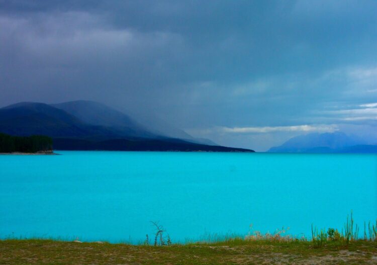 bardzo niebieska woda w górskim jeziorze