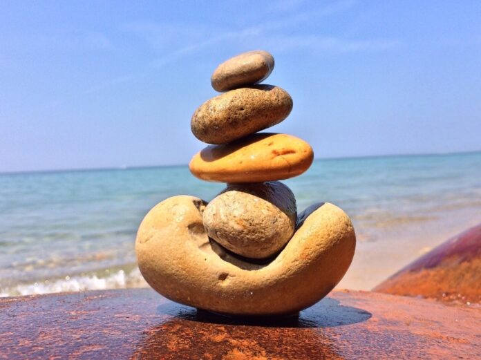 kamienie ustawione w stos na plaży