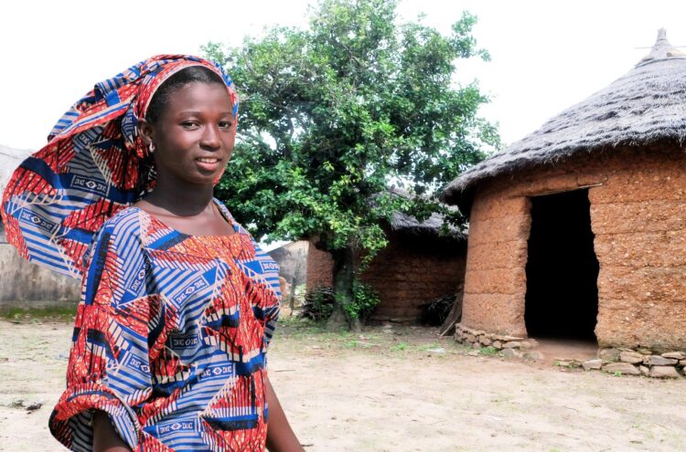 kobieta w afrykańskiej wiosce