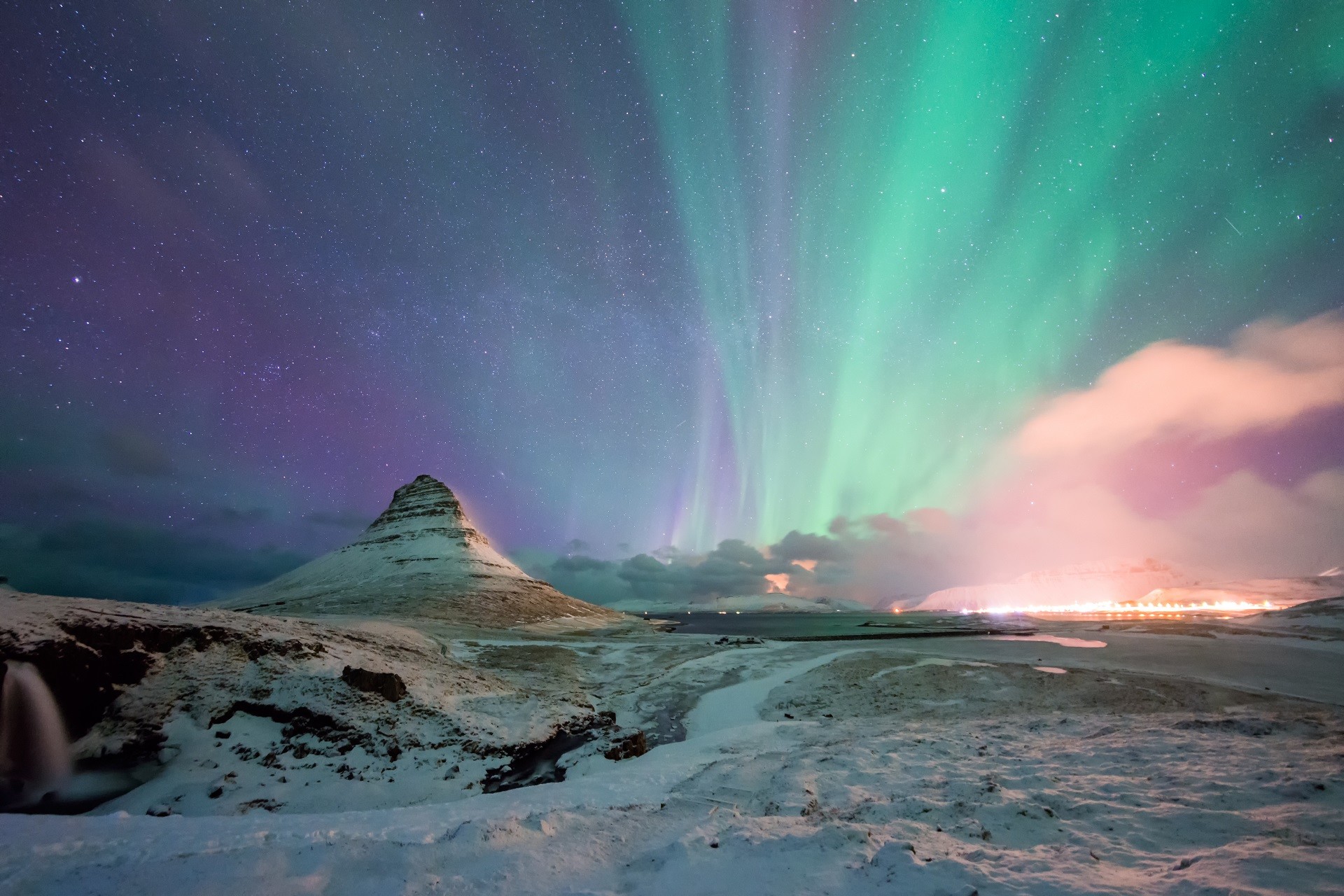 Góry Kirkjufell zorza polarna islandia