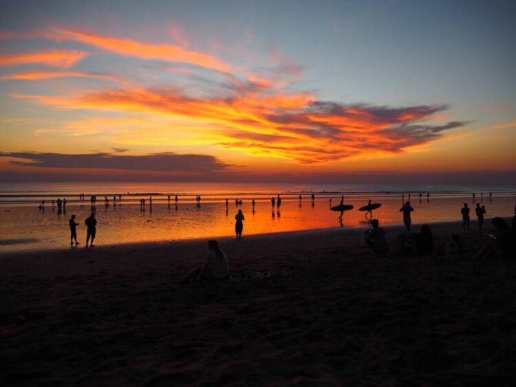 Zachód słońca na plaży Kuta Beach