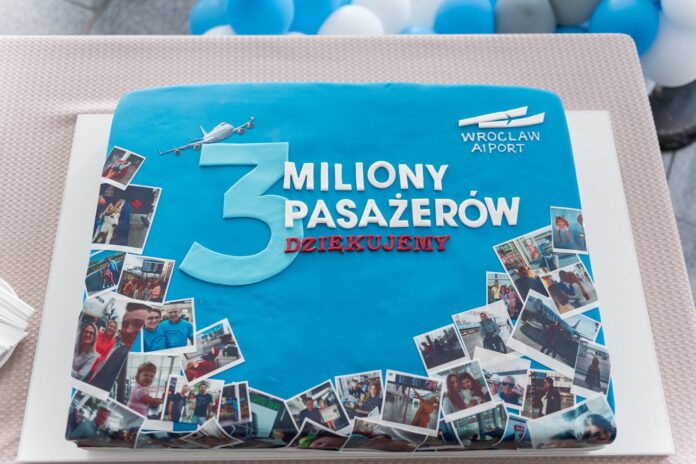 Tort z okazji 3 mln pasażera na lotnisku we Wrocławiu