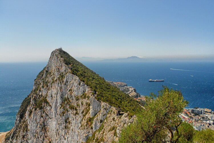 Słynna skała w Gibraltarze. W tle widać Maroko